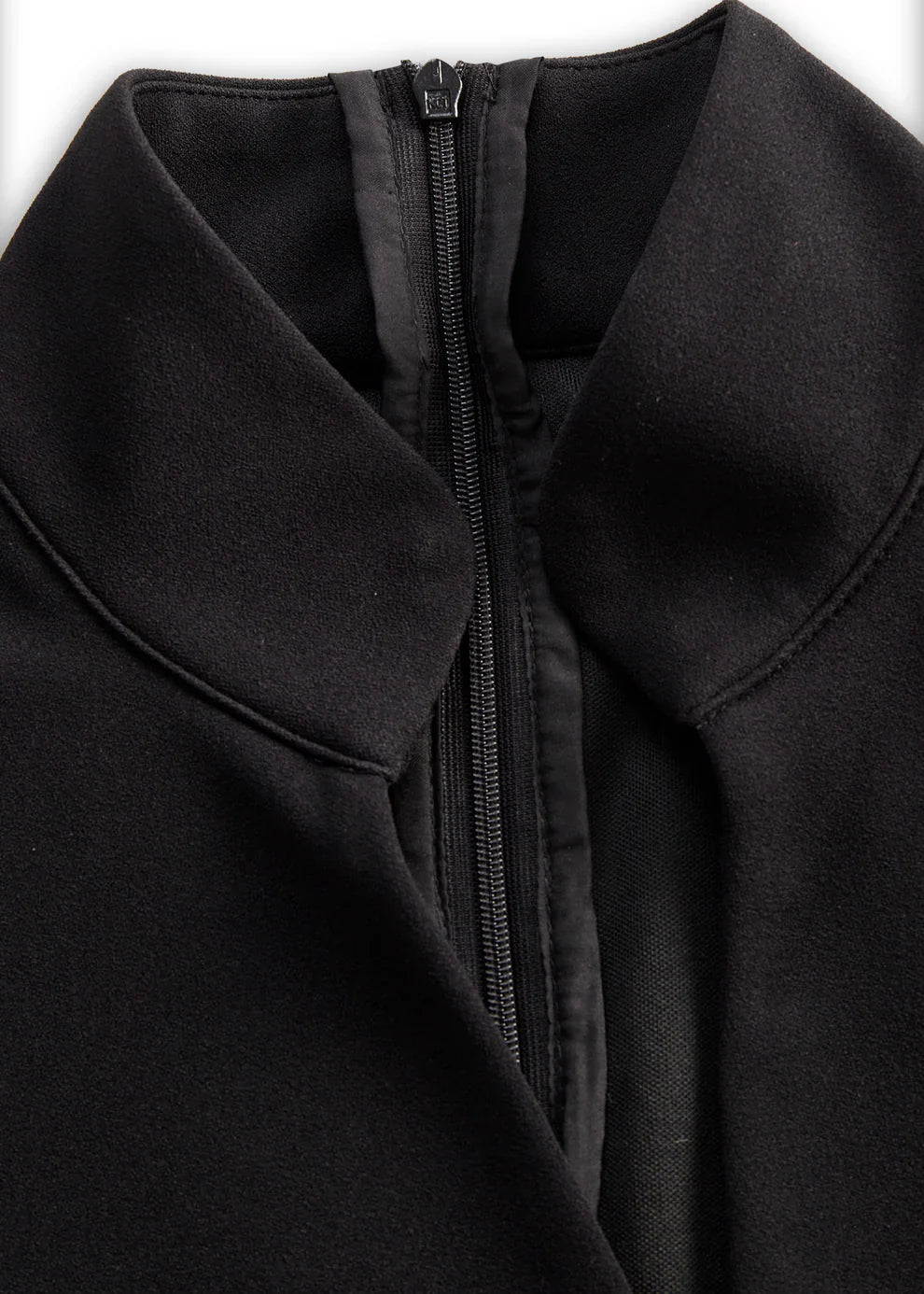 Naomi | Vestido negro refinado